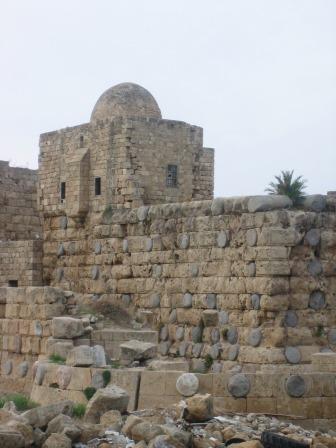Detail der Burg mit den antiken Säulen